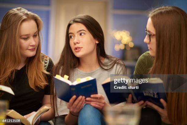 bijbel lezen - bible society stockfoto's en -beelden