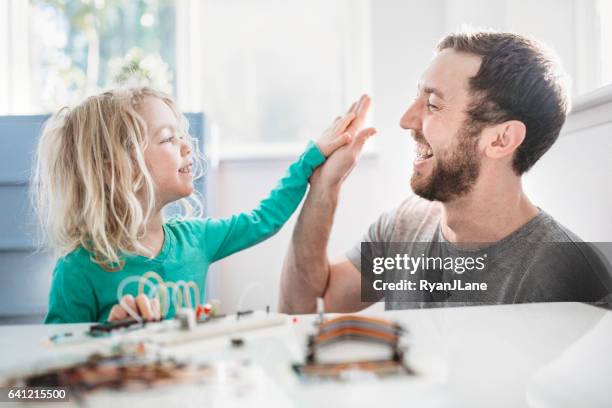papà insegnante figlia ingegneria elettrica - incoraggiamento foto e immagini stock