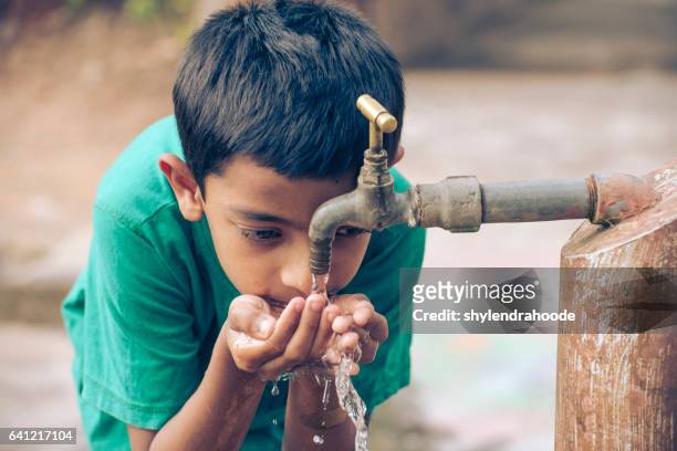 drinking water  - indian road stock-fotos und bilder