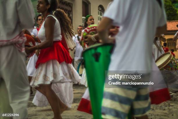 teilnehmer des arbeitskreises maracatu odé da mata inszenieren den maracatu - criatividade stock-fotos und bilder