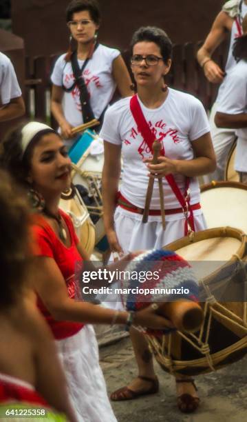 teilnehmer des arbeitskreises maracatu odé da mata inszenieren den maracatu - criatividade stock-fotos und bilder