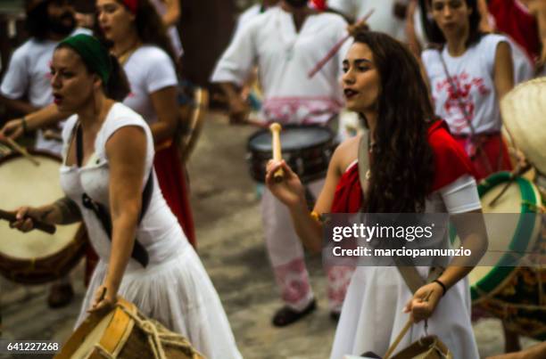 teilnehmer des arbeitskreises maracatu odé da mata inszenieren den maracatu - foco seletivo stock-fotos und bilder