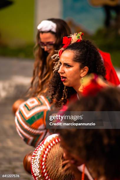 deelnemers van de groep maracatu odé da mata etappe de maracatu - criatividade stockfoto's en -beelden