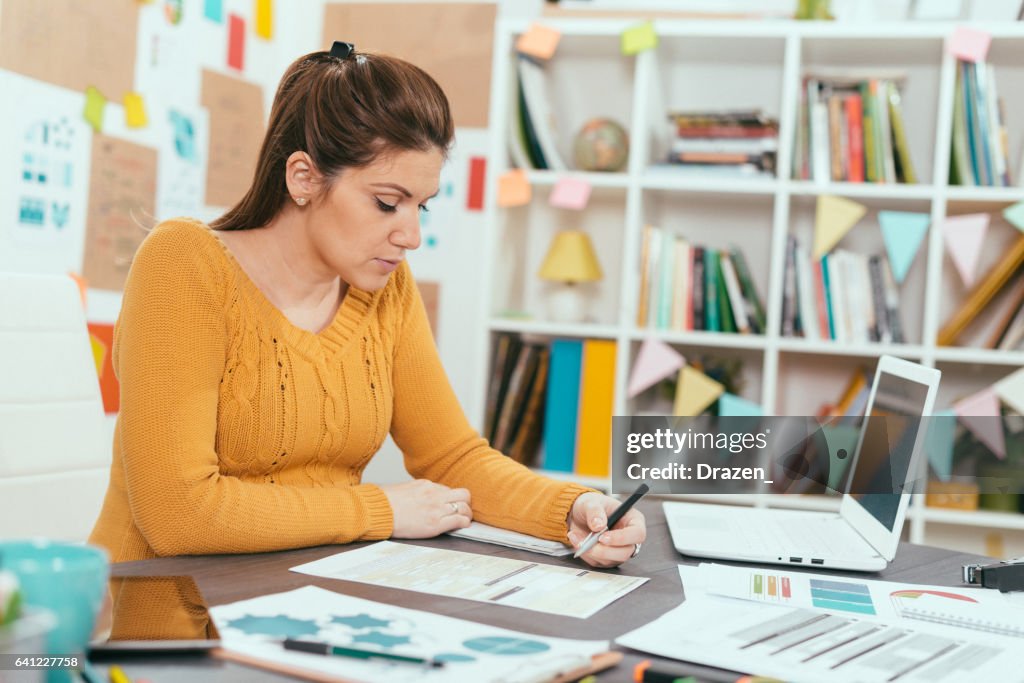 Mujer embarazada en el trabajo, con tareas en nueva oficina