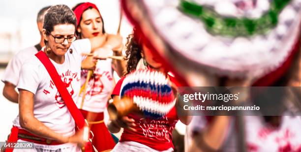 deelnemers van de groep maracatu odé da mata etappe de maracatu - foco seletivo stockfoto's en -beelden