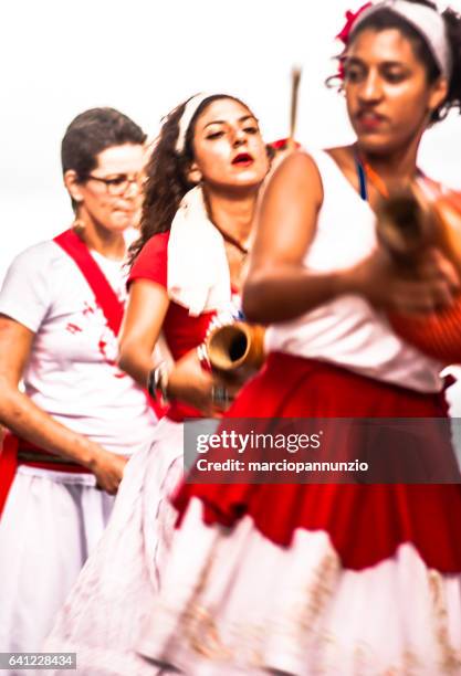 teilnehmer des arbeitskreises maracatu odé da mata inszenieren den maracatu - foco seletivo stock-fotos und bilder