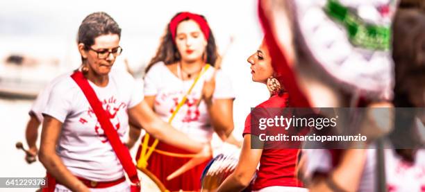 參與者的 maracatu 組 odé da mata 階段 maracatu - tradição 個照片及圖片檔