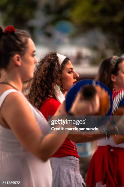 deelnemers van de groep maracatu odé da mata etappe de maracatu - foco seletivo stockfoto's en -beelden