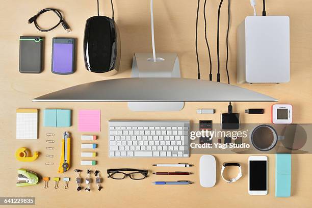 supplies designer desktop shot knolling style - oggetti dall'alto foto e immagini stock