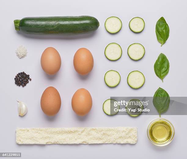 zucchini frittata knolling style - calabacín fotografías e imágenes de stock