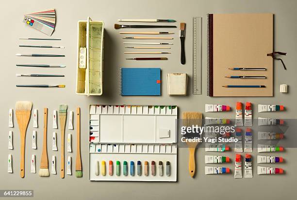 watercolor painting supplies shot knolling style. - organised group stock-fotos und bilder