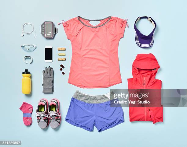 women's jogging supplies shot knolling style. - top capo di vestiario foto e immagini stock
