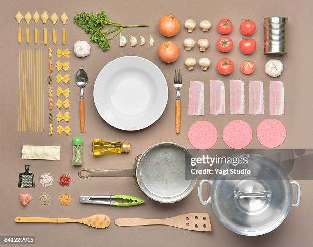 italian food shot knolling style - pan keukengereedschap stockfoto's en -beelden