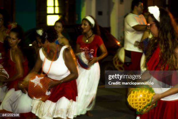deelnemers van de groep maracatu odé da mata etappe de maracatu - foco seletivo stockfoto's en -beelden