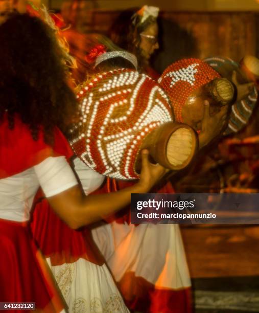 deelnemers van de groep maracatu odé da mata etappe de maracatu - foco seletivo stockfoto's en -beelden