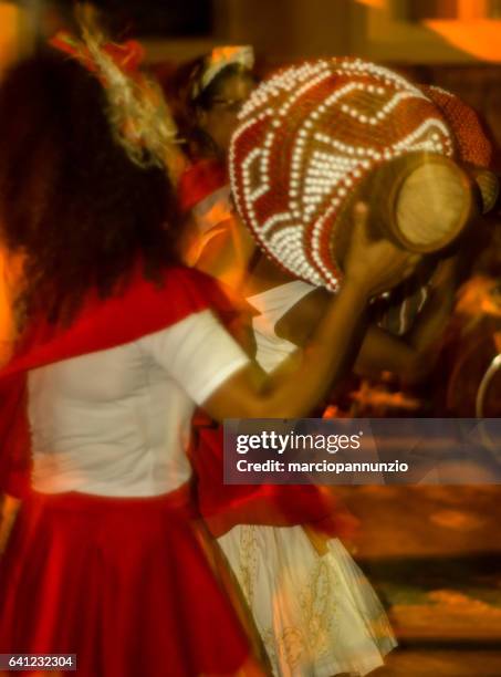 deelnemers van de groep maracatu odé da mata etappe de maracatu - criatividade stockfoto's en -beelden