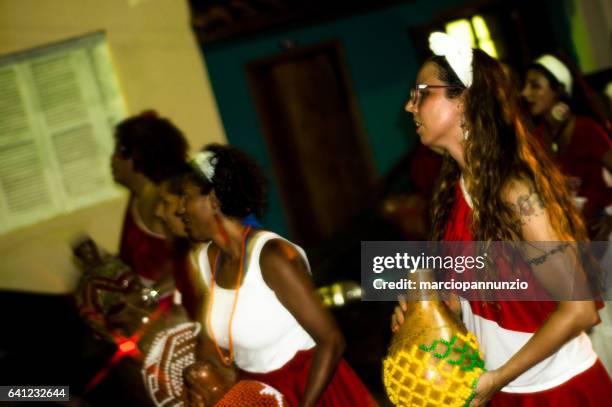 teilnehmer des arbeitskreises maracatu odé da mata inszenieren den maracatu - criatividade stock-fotos und bilder