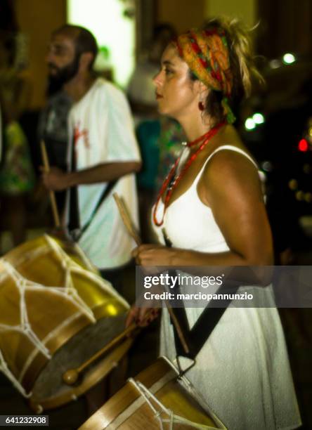 deelnemers van de groep maracatu odé da mata etappe de maracatu - foco seletivo stockfoto's en -beelden