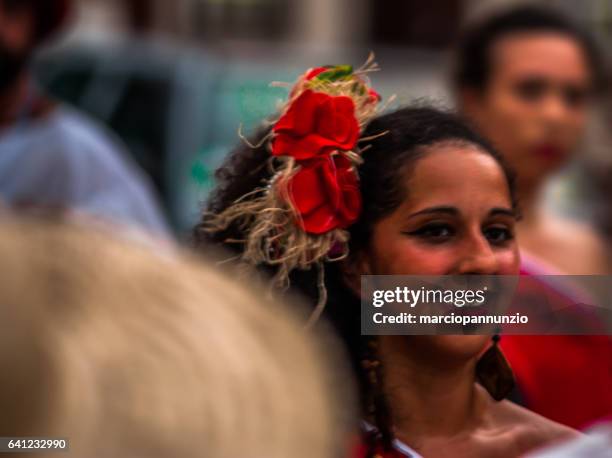 teilnehmer des arbeitskreises maracatu odé da mata inszenieren den maracatu - foco seletivo stock-fotos und bilder