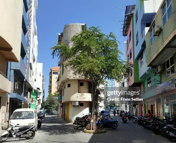 street scene in malé, capital of the maldives - male maldives stock-fotos und bilder