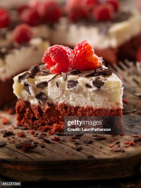 rode fluwelen cheesecake - chocolate chunks stockfoto's en -beelden