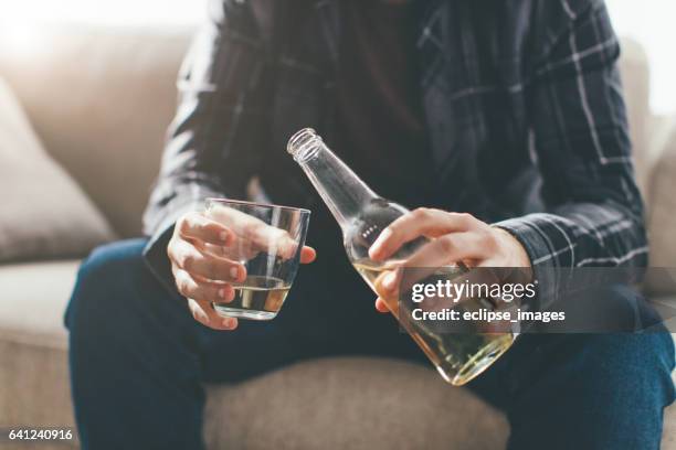 leven in fles... - drunk stockfoto's en -beelden