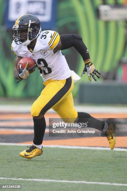 Fitzgerald Toussaint of the Pittsburgh Steelers runs the football upfield during the game against the Cincinnati Bengals at Paul Brown Stadium on...