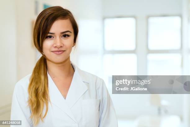 portret van een jonge medische stagiair - werk in uitvoering stockfoto's en -beelden