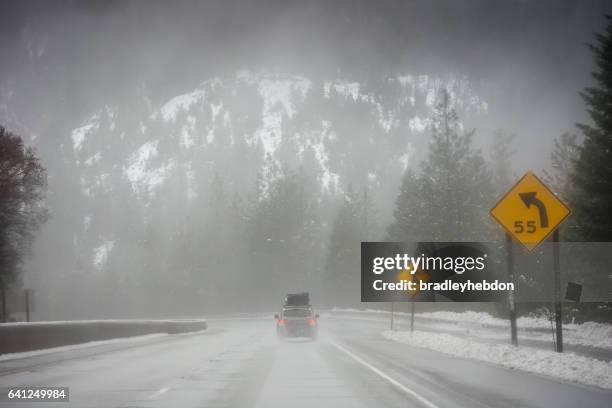 luden ein familienauto auf verschneiten pacific northwest roadtrip - auto von hinten winter stock-fotos und bilder