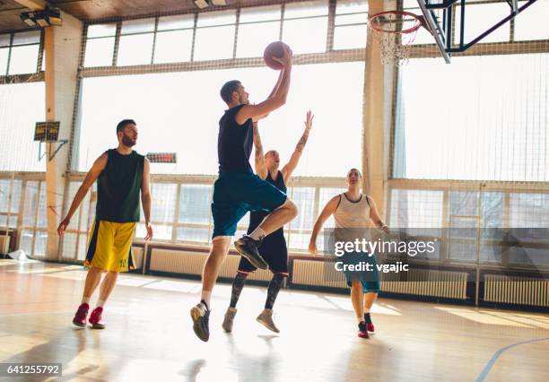 gruppe von freunden spielen basketball - amateur stock-fotos und bilder