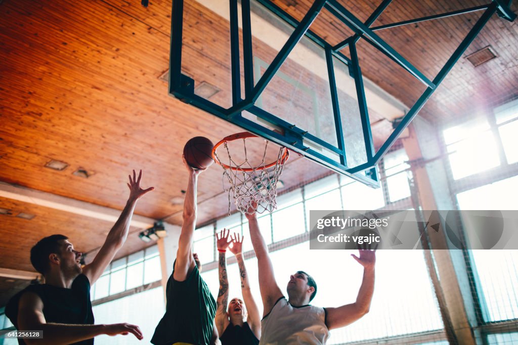 Grupo de amigos jogando basquete