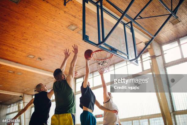 gruppe von freunden spielen basketball - basketball net stock-fotos und bilder