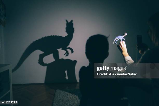 mom's shadow puppet show - puppet show imagens e fotografias de stock