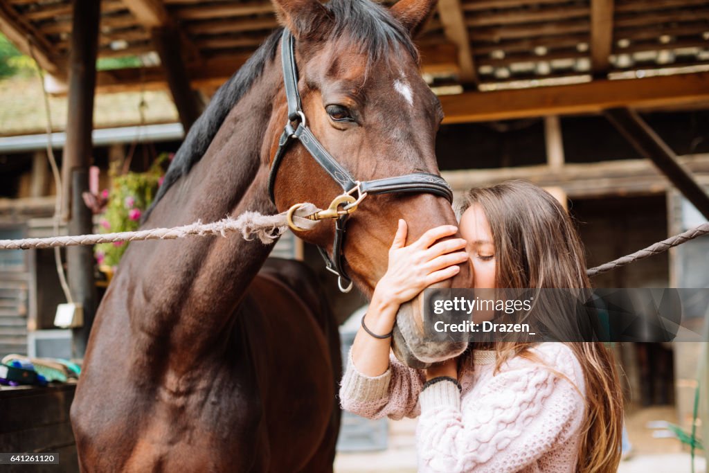 Frau und ihr Pferd im Stall, putzen, putzen und immer bereit für Dressur