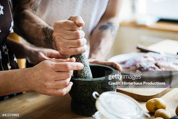 couple cooking together - mortaio con pestello foto e immagini stock