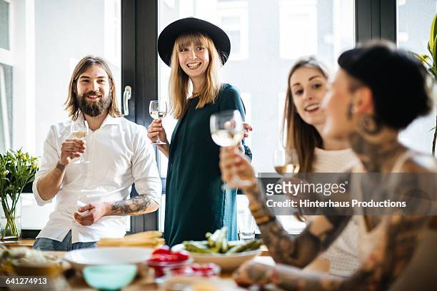 group of friends drinking glass of wine - sociale bijeenkomst stockfoto's en -beelden