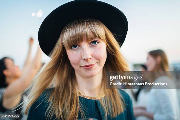 portrait of beautiful young woman with hat - pony play stock-fotos und bilder
