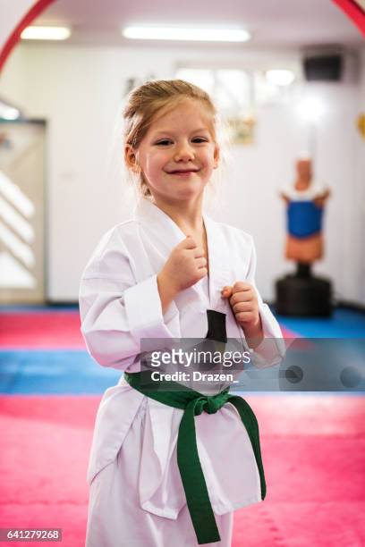 taekwondo training für kleine mädchen - grüner gürtel sport stock-fotos und bilder