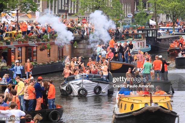 people celebrate king´s day in amsterdam - kings day celebration in amsterdam stock-fotos und bilder