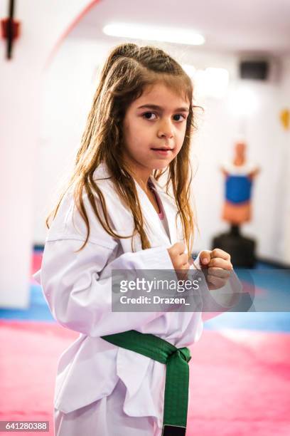 kleines mädchen auf taekwondo training im kimono - grüner gürtel sport stock-fotos und bilder