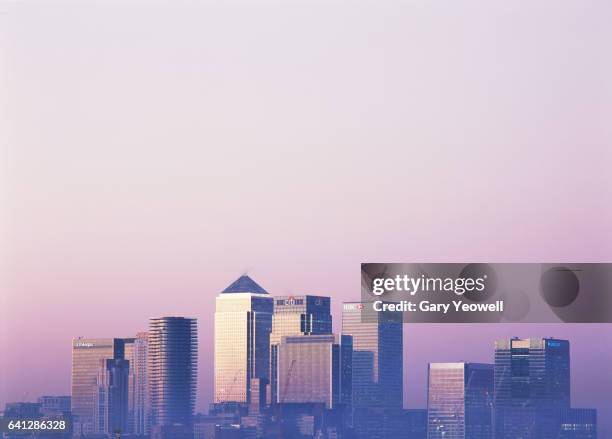 london docklands skyline at sunset - ドッグランズ ストックフォトと画像