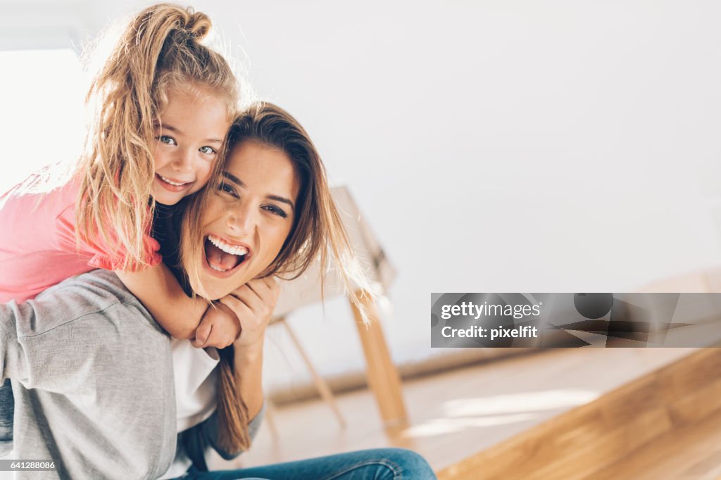 Mutter und Daughther glücklich zusammen
