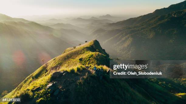 pico de vista aérea montaña poco adán en sri lanka - sri lanka little mountain fotografías e imágenes de stock