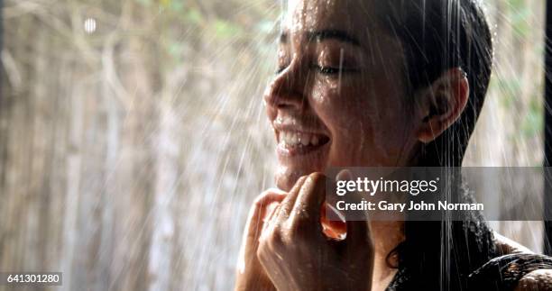 headshot, hispanic woman taking a shower - men taking a shower stockfoto's en -beelden