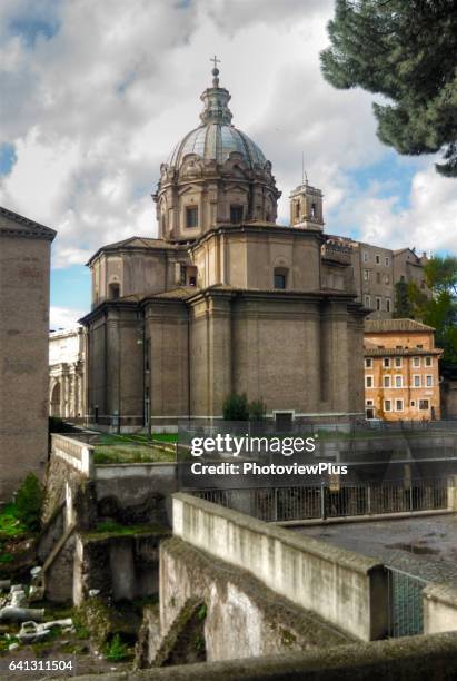 the past builds on the past. here it is easy to see where later buildings were placed on top of the ancient roman ruins. vthe monument of victor emmanual ii and venice square, or piazza venizia cna be seen in the distance. - venizia stock pictures, royalty-free photos & images