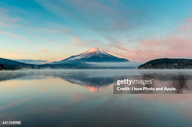 lake yamanaka morning view, upside-down fuji reflected on the lake surface - fuji stockfoto's en -beelden