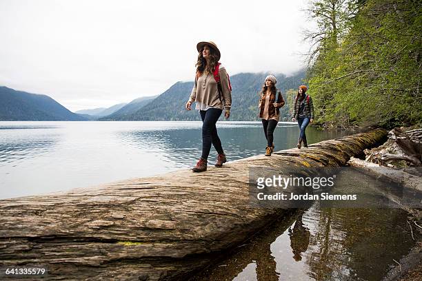 three girls on a day hike. - senderismo fotografías e imágenes de stock