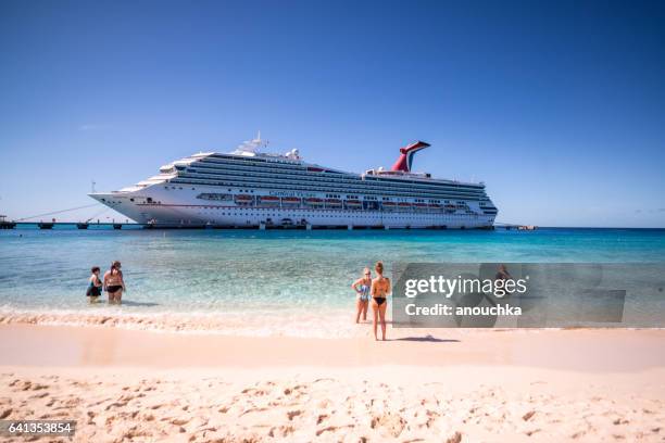 nave da crociera e turisti che si rilassano sull'isola di grand turk, turks e caicos - cruise liner foto e immagini stock