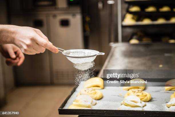 chefkoch bereitet gebäck - powdered sugar stock-fotos und bilder