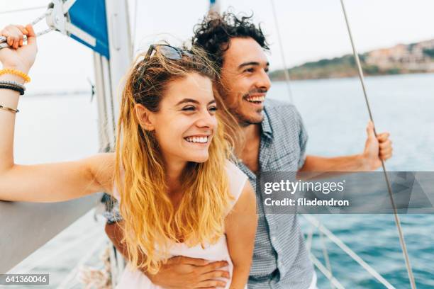 paar auf einer yacht segeln - adventure　sea stock-fotos und bilder